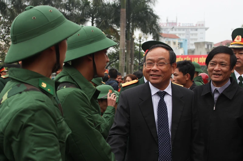 Lưu luyến tiễn người yêu nhập ngũ trong lễ Tình nhân ảnh 7 Lưu luyến tiễn người yêu nhập ngũ trong lễ Tình nhân ảnh 7