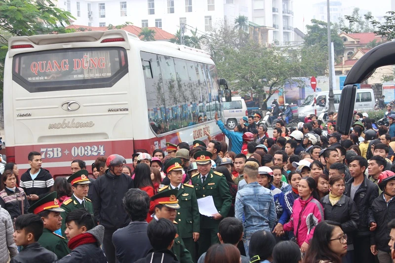 Lưu luyến tiễn người yêu nhập ngũ trong lễ Tình nhân ảnh 16 Lưu luyến tiễn người yêu nhập ngũ trong lễ Tình nhân ảnh 16