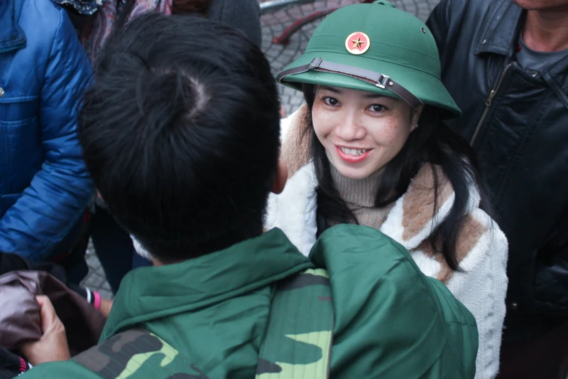 Lưu luyến tiễn người yêu nhập ngũ trong lễ Tình nhân ảnh 1 Lưu luyến tiễn người yêu nhập ngũ trong lễ Tình nhân ảnh 1