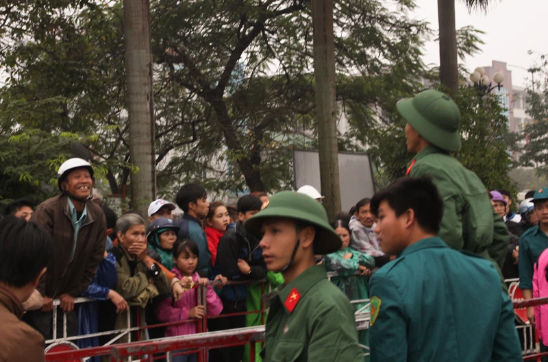 Lưu luyến tiễn người yêu nhập ngũ trong lễ Tình nhân ảnh 5 Lưu luyến tiễn người yêu nhập ngũ trong lễ Tình nhân ảnh 5