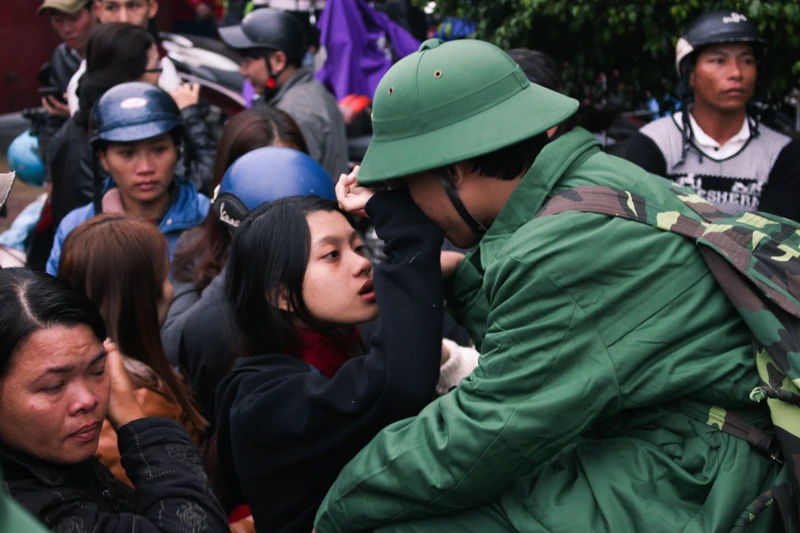 Lưu luyến tiễn người yêu nhập ngũ trong lễ Tình nhân ảnh 10 Lưu luyến tiễn người yêu nhập ngũ trong lễ Tình nhân ảnh 10