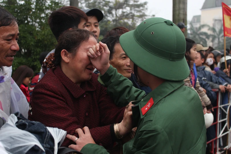 Lưu luyến tiễn người yêu nhập ngũ trong lễ Tình nhân ảnh 9 Lưu luyến tiễn người yêu nhập ngũ trong lễ Tình nhân ảnh 9