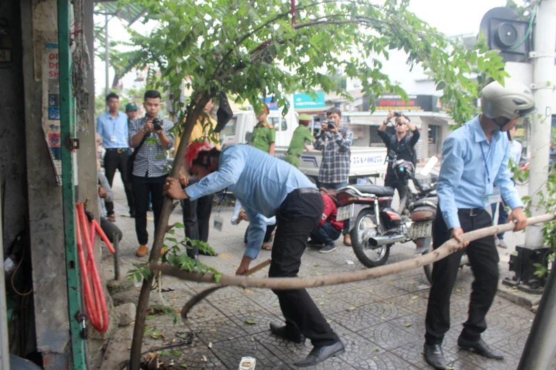 Dẹp vỉa hè, người dân Huế tự dỡ bỏ vật cản ảnh 2 Dẹp vỉa hè, người dân Huế tự dỡ bỏ vật cản ảnh 2