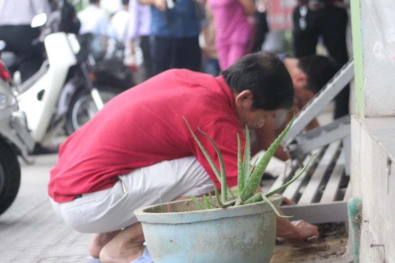 Dẹp vỉa hè, người dân Huế tự dỡ bỏ vật cản ảnh 4 Dẹp vỉa hè, người dân Huế tự dỡ bỏ vật cản ảnh 4