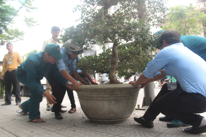 Dẹp vỉa hè, người dân Huế tự dỡ bỏ vật cản ảnh 7 Dẹp vỉa hè, người dân Huế tự dỡ bỏ vật cản ảnh 7