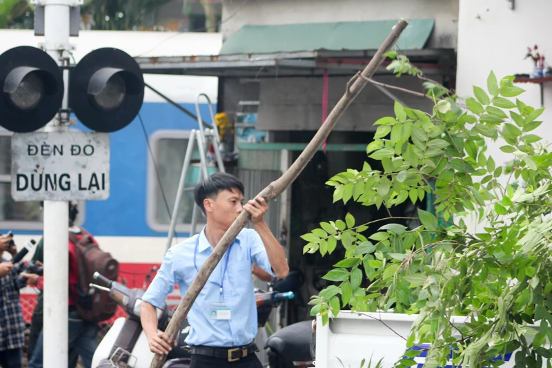 Dẹp vỉa hè, người dân Huế tự dỡ bỏ vật cản ảnh 8 Dẹp vỉa hè, người dân Huế tự dỡ bỏ vật cản ảnh 8