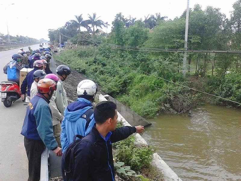 Thi thể nam thanh niên nổi trên mương nước ảnh 1