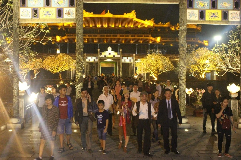 Đại nội Huế mở cửa đón du khách tham quan về đêm ảnh 7 Đại nội Huế mở cửa đón du khách tham quan về đêm ảnh 7