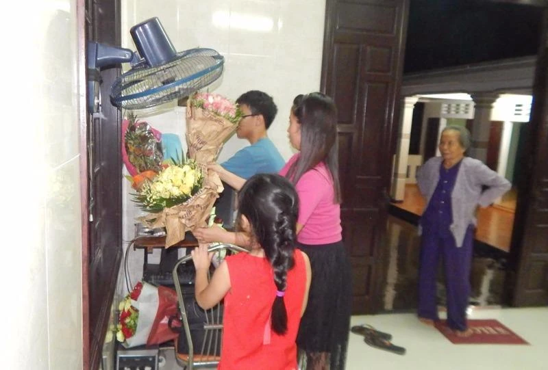 Gia đình rộn ràng tiếng cười nói khi Huy về nhà. 