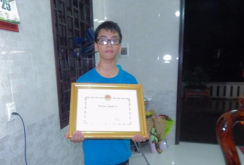 Huy bên bằng khen được Bộ GD&ĐT khen tặng.