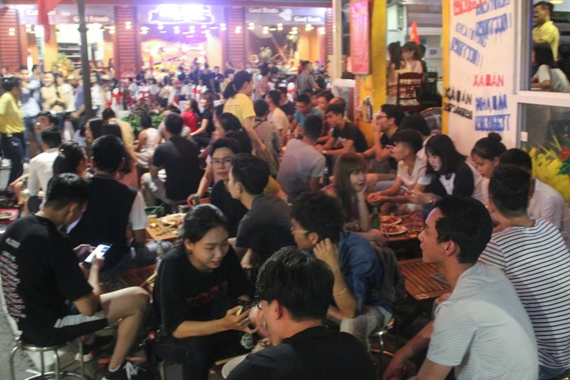'Phố Tây' Huế hút khách đêm khai trương phố đi bộ ảnh 8