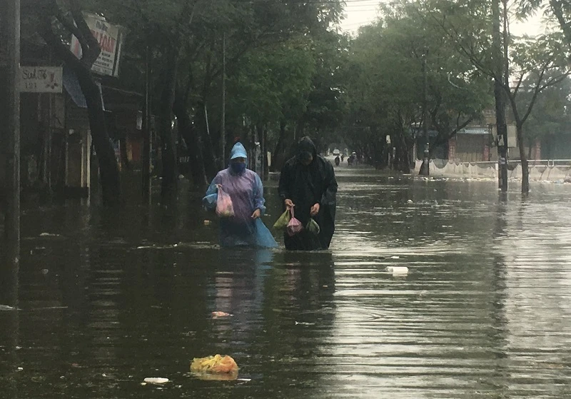 Thứ trưởng Bộ NN&PTNT thị sát tình hình lũ lụt tại Huế ảnh 2 Thứ trưởng Bộ NN&PTNT thị sát tình hình lũ lụt tại Huế ảnh 2