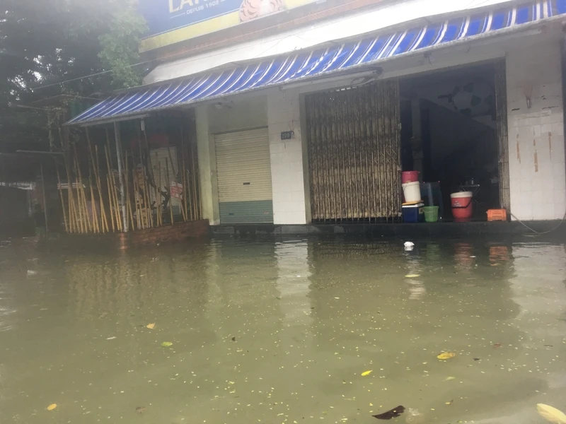 Lũ lên, bốn bề xứ Huế lại ngập trong nước ảnh 5 Lũ lên, bốn bề xứ Huế lại ngập trong nước ảnh 5