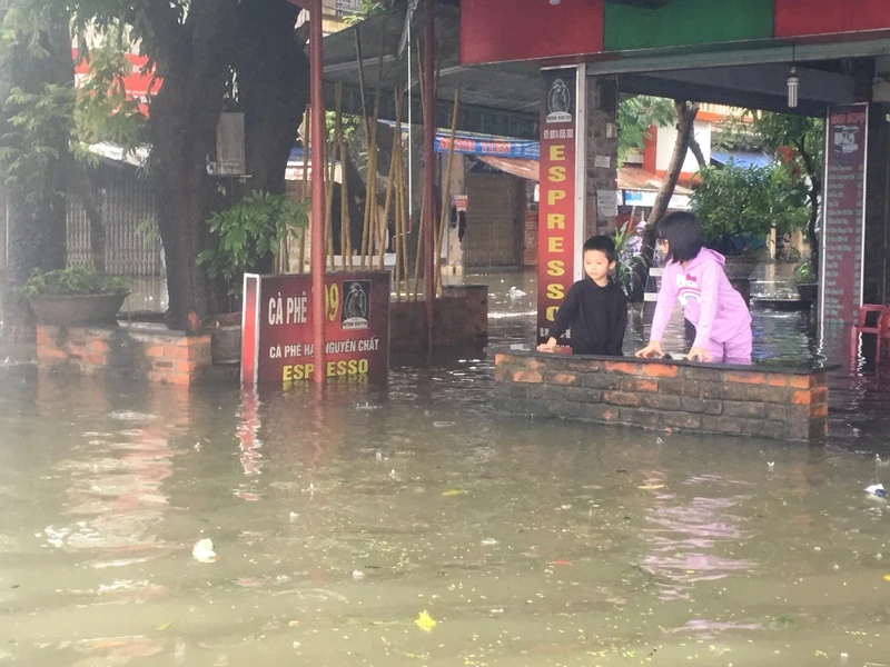 Lũ lên, bốn bề xứ Huế lại ngập trong nước ảnh 3 Lũ lên, bốn bề xứ Huế lại ngập trong nước ảnh 3