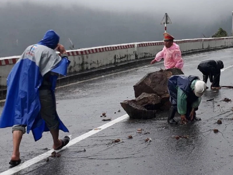 Sạt lở đèo Hải Vân, nhiều tảng đá lớn nằm giữa đường ảnh 3 Sạt lở đèo Hải Vân