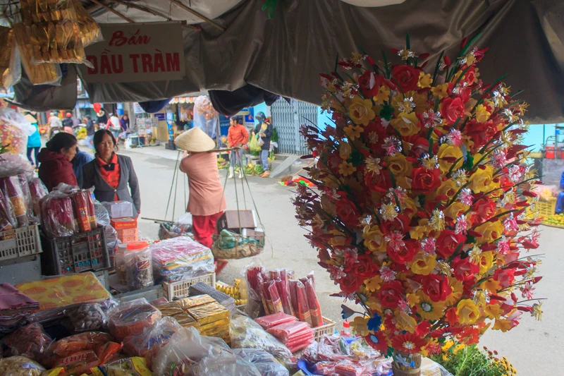 Tại Thừa Thiên - Huế mặt hàng hoa giấy Thanh Tiên được bày bán khắp nơi, 