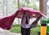 Thí sinh Huế đội mưa đi làm thủ tục dự thi THPT quốc gia