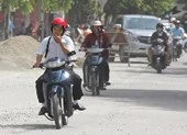 Người dân Huế khổ sở vì đường sá nắng bụi, mưa lầy