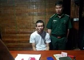 Giấu gần 750 viên ma túy trong ống quần