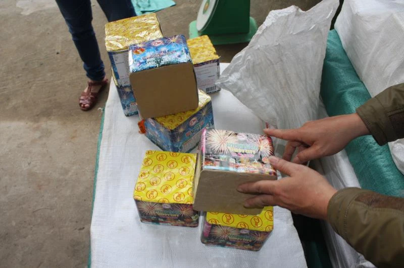 Gắn biển số giả chở hơn 350 kg pháo lậu