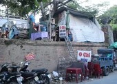Người dân sống trên di tích kinh thành Huế trước khi di dời