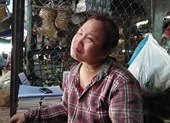 Người mẹ mù lòa khóc vì con trai đâm người nhắc vượt đèn đỏ