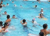 4 lưu ý của bác sĩ da liễu khi đi bơi mùa nắng nóng