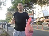 Chàng thanh niên Nhật nhặt rác ở kênh Nhiêu Lộc