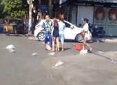 Video: Bị nhắc nhở vứt rác bừa bãi, chủ shop đánh chị lao công