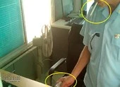 Tạm đình chỉ 4 cán bộ hải quan bị tố nhận tiền 'bôi trơn'