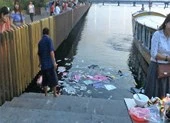 Xử lý nhóm người rải vàng mã xuống sông Hương