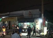 Người đàn ông nghi ngáo đá, khỏa thân leo nóc nhà