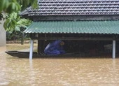 Lũ lịch sử, nhiều nơi ở thị trấn Lao Bảo vẫn chìm trong nước
