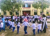 Học sinh vùng lũ Bình - Trị - Thiên khai giảng năm học mới