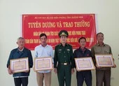 Khen thưởng người dân nhặt được 25 bánh heroin