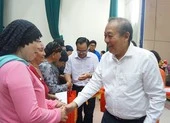 Phó Thủ tướng Trương Hòa Bình trao quà tết cho đồng bào Chăm