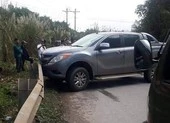 Truy bắt 2 người bỏ chạy, để lại xe bán tải và 9 bao ma túy