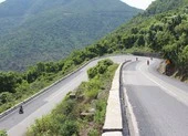 Lập chốt trên đèo Hải Vân nhắc nhở người dân hạn chế đi lại