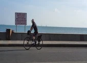 Bà Rịa-Vũng Tàu: Hàng quán bán bình thường, vẫn cấm tắm biển