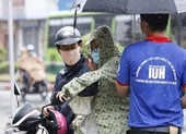 Thí sinh đội mưa đến trường thi môn Toán 