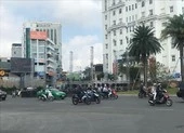 'To gan' dựng sân khấu chào mừng năm mới giữa QL1
