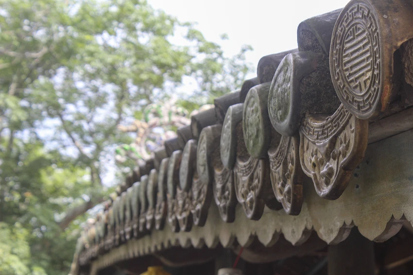 Hình ảnh cầu ngói Thanh Toàn 245 tuổi trước và sau trùng tu ảnh 5 Trong quá trình thi công, các đơn vị liên quan tiến hành hạ giải toàn phần công trình, gia công các cấu kiện sắt, đổ bê tông cốt thép phần móng, mố trụ cầu. 1