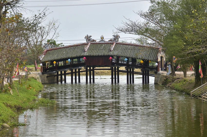 Hình ảnh cầu ngói Thanh Toàn 245 tuổi trước và sau trùng tu ảnh 2 Sau một thời gian trùng tu, cầu ngói Thanh Toàn - cây cầu 245 năm tuổi ở Thừa Thừa Thiên - Huế đã hoàn tất, chờ bàn giao và chính thức đưa vào sử dụng. 2