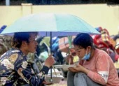 Bữa ăn vội bên chốt kiểm soát tại Thừa Thiên- Huế trên đường về quê