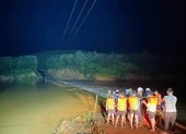 Nghẹt thở giải cứu 3 người bị cô lập trong ô tô 15 giờ do lũ