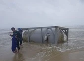 Nhiều vật có chữ Trung Quốc dạt vào bờ biển Quảng Nam