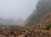Mưa lớn kéo dài, đường lên đỉnh Bạch Mã bị chia cắt