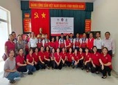 Phu nhân nguyên Chủ tịch nước tặng phao cứu sinh