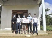 Bạn đọc báo Pháp Luật TP.HCM trao nhà cho 2 công chức tư pháp xã