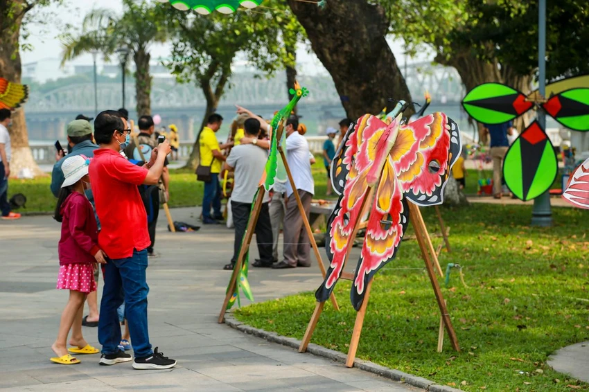Tham dự Lễ hội có 24 nghệ nhân đến từ 4 CLB diều, gồm: CLB Diều Phượng Hoàng (TP HCM), CLB Diều Quê hương (TP Thủ Đức), CLB Diều Nhà hàng cánh diều vàng (Nam Định) và CLB Diều Huế. Tham dự Lễ hội có 24 nghệ nhân đến từ 4 CLB diều, gồm: CLB Diều Phượng Hoàng (TP HCM), CLB Diều Quê hương (TP Thủ Đức), CLB Diều Nhà hàng cánh diều vàng (Nam Định) và CLB Diều Huế.